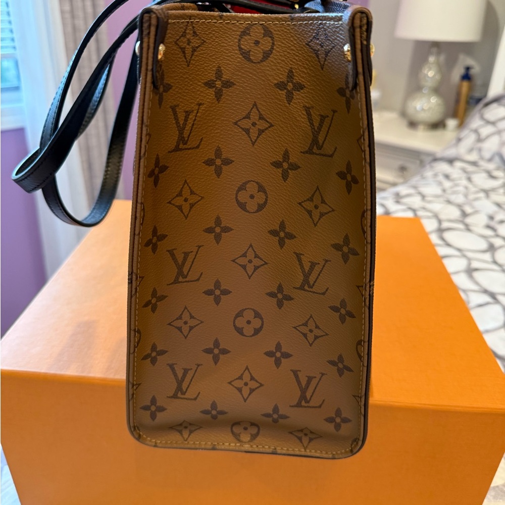 Louis Vuitton On The Go MM Tote - Picture 7 of 17